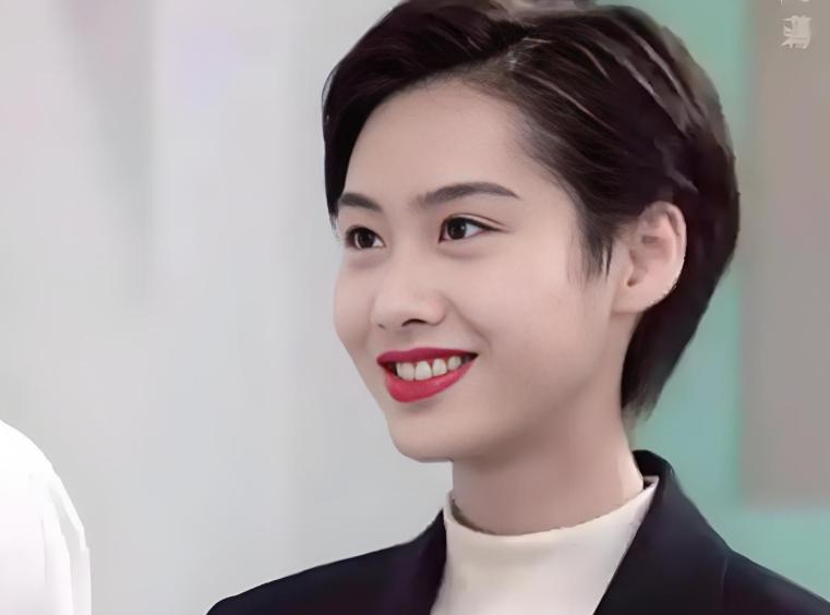 短发女明星机场_短发造型经典女星_港圈短发美女