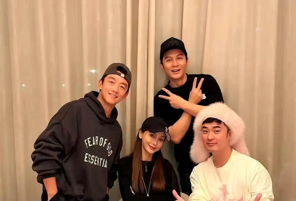 李晨随手发了张有杨颖的聚会合照，为啥半个娱乐圈的经纪人都慌了？品牌方连夜评估合作风险，这张图撕开了内娱最现实的规则：资本面前，没