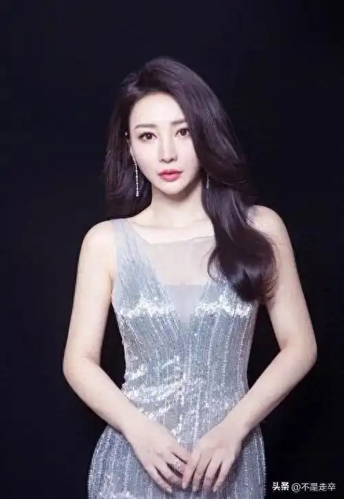 女明星胸部曝光的照片_女星穿衣自由 丁字裤争议 公众人物着装尺度