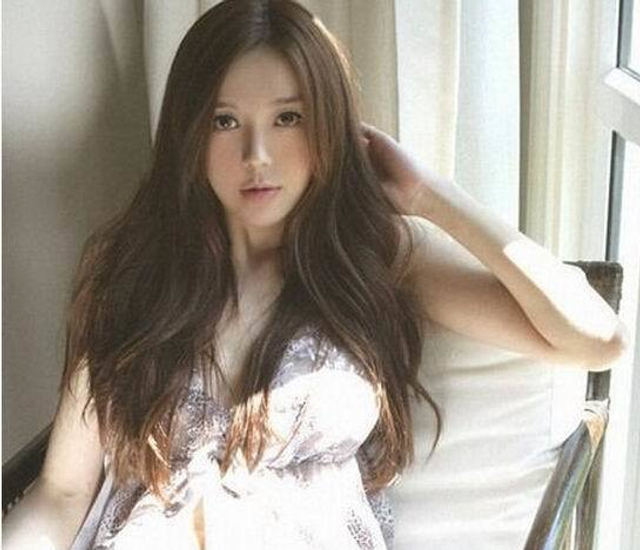 胸太大看不到脚的女星_女明星 耳朵大_童颜巨乳女星