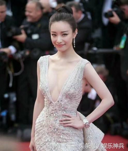 女明星凸点照片曝光_明星爆乳造型经典案例_性感女星没穿内衣