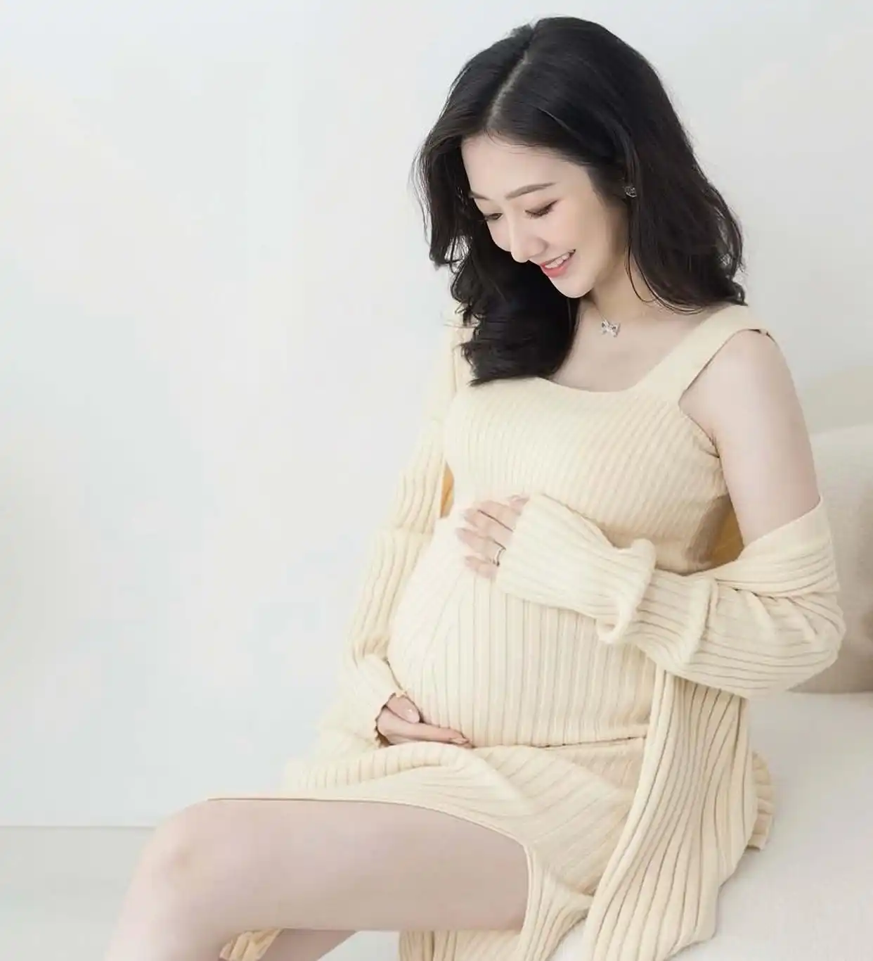 怀孕女明星大肚照_何依婷怀孕临盆消息_何依婷最新孕肚照片分享