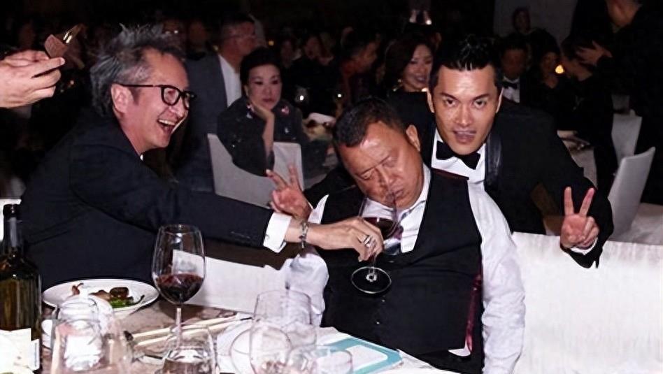 娱乐圈潜规则曝光_张钰导演名单_娱乐圈被潜的男明星