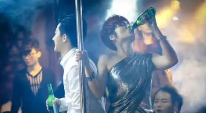 美女野兽组合 娱乐圈丑男美女恋爱故事 娱乐圈颜值与才华反差情侣_娱乐圈最丑男