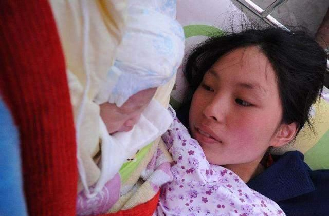 生孩子尴尬经历_女明星生孩子痛苦图片_怀孕产检尴尬场景