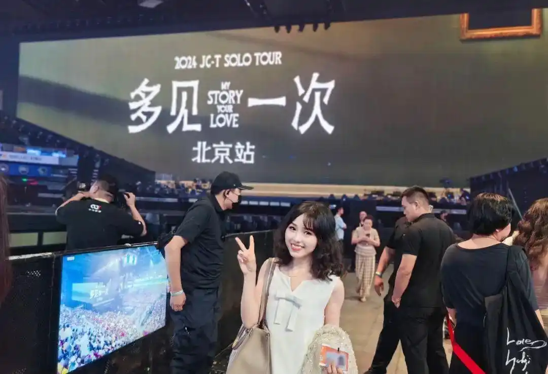 社会偏见_大龄女明星追星_中年女性追星现象