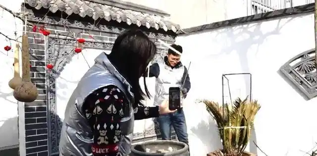 千万网红回村躺平_农村流量真相_女网红回村说八卦是真的吗-