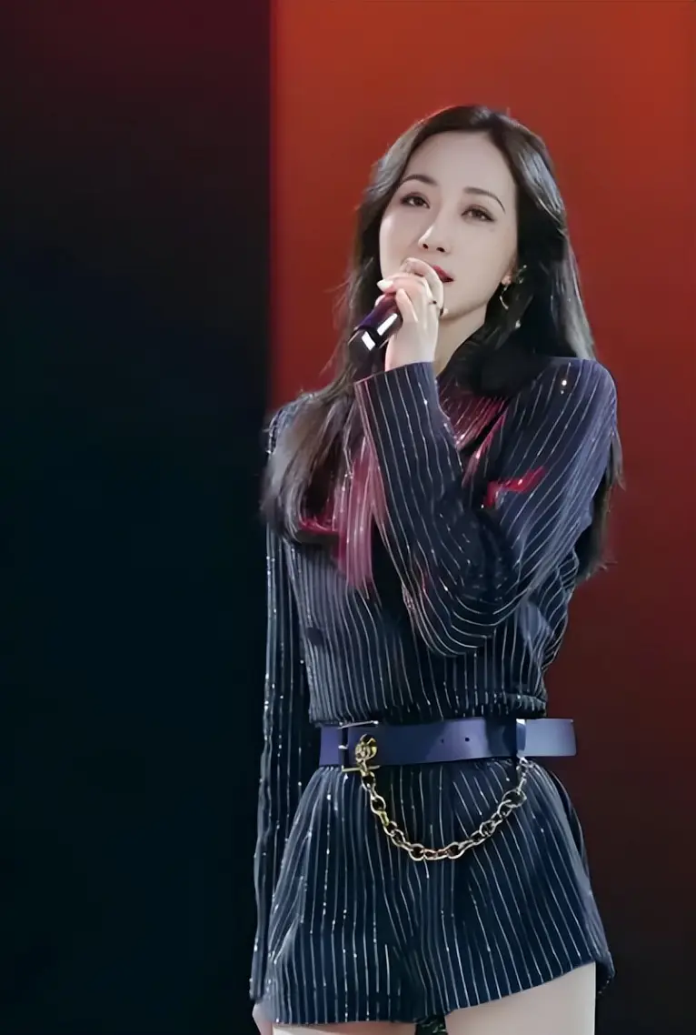 娱乐圈女著名演员潜规则_韩国女明星潜规则图_关晓彤演艺之路