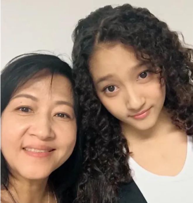 娱乐圈父女关晓彤_关晓彤家庭背景_关晓彤母亲李君