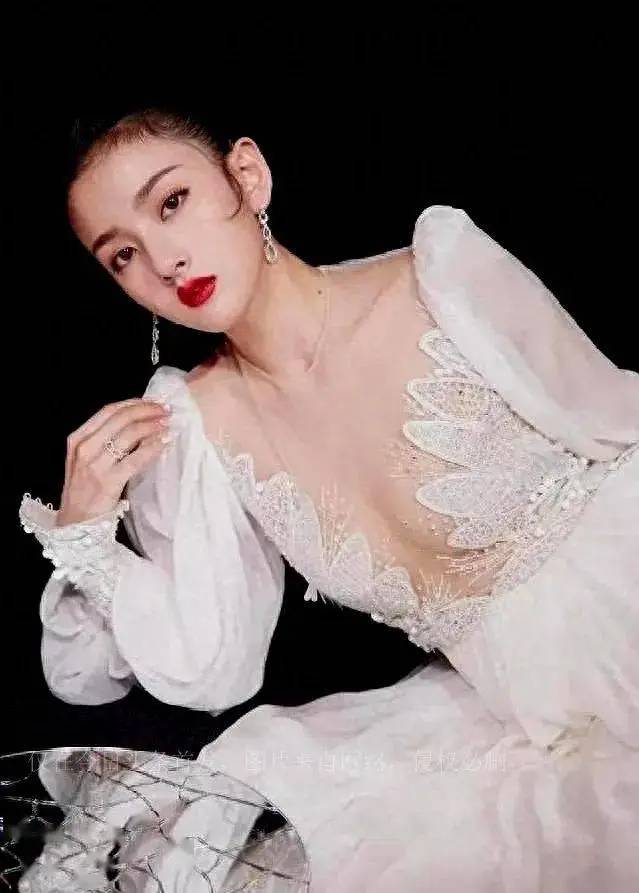 娱乐圈新晋小花，各个长相娇艳身材一流，美不胜收，使人眼花缭乱