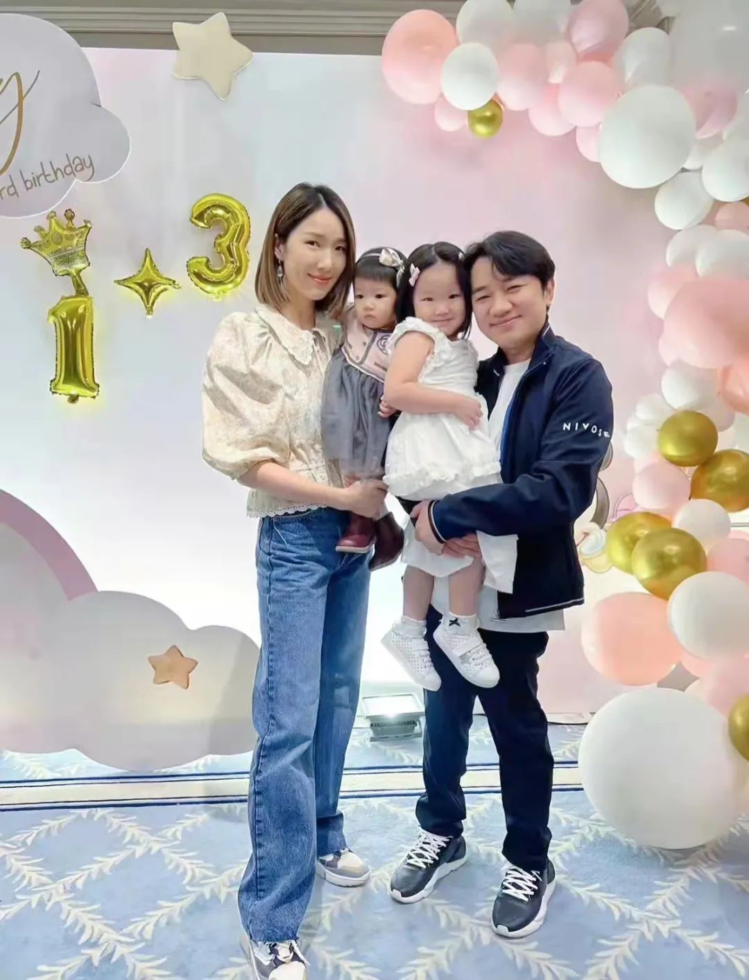 朝天鼻明星_混血女明星鼻子_塌鼻子明星