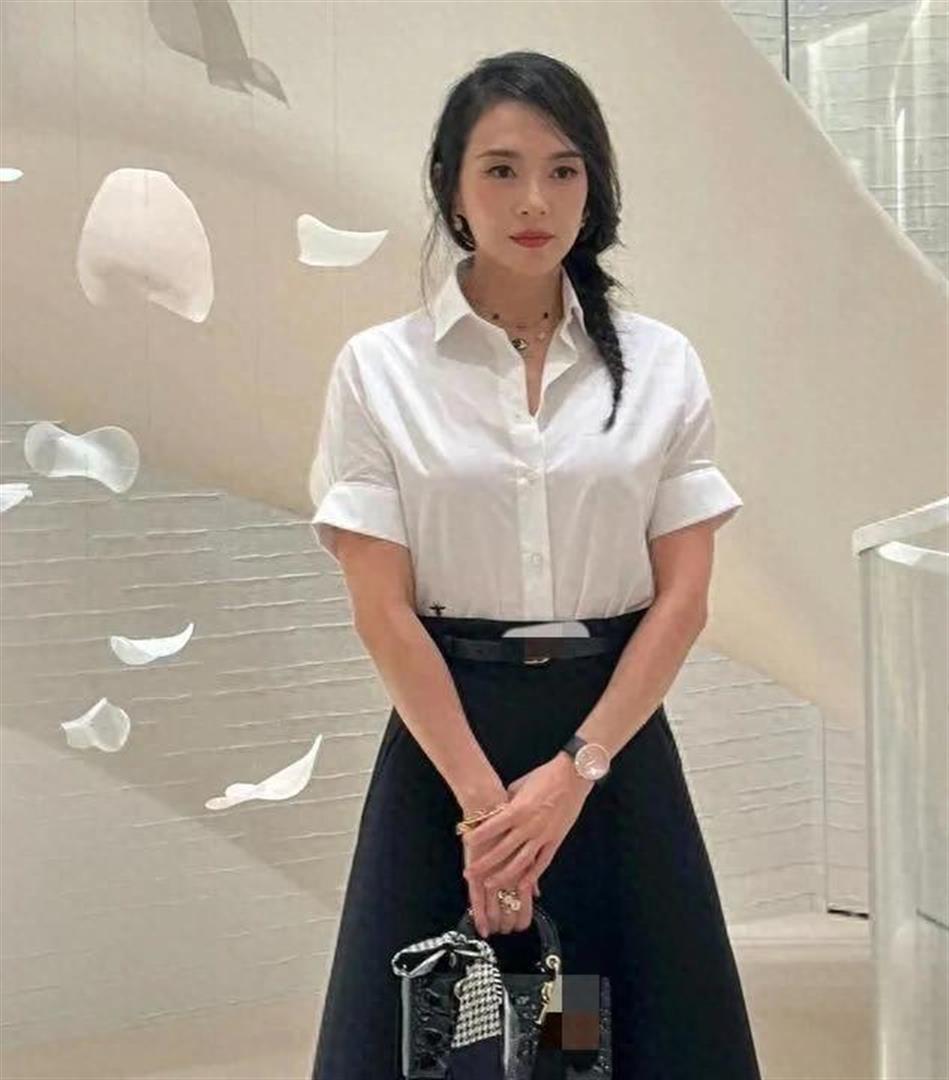 章子怡长沙零食店 挑染银白色短发 造型师分享三个原则_女明星短发造型